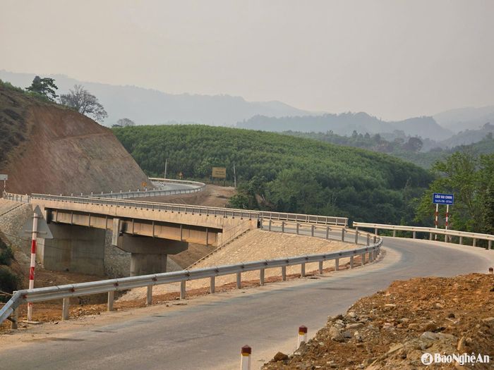 Cầu Vai Chon nối các tuyến đường liên các xã Châu Phong, Châu Hoàn, Diên Lãm. Ảnh: HT