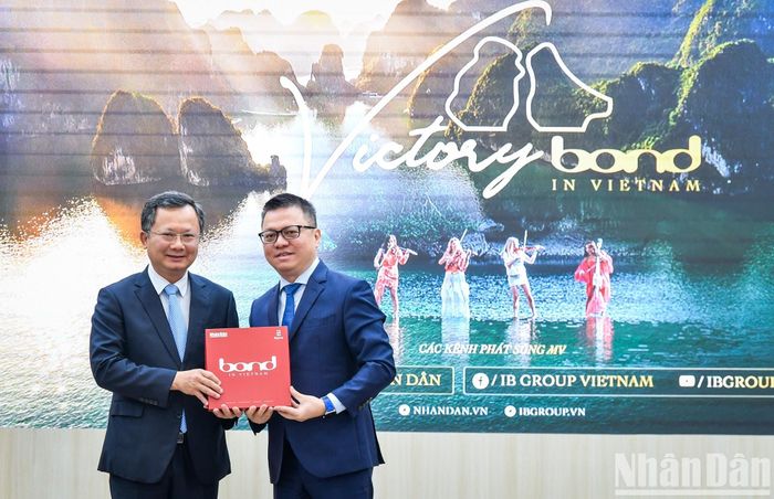 Tổng Biên tập Báo Nhân Dân Lê Quốc Minh trao tặng MV cho Phó Chủ tịch Ủy ban nhân dân tỉnh Quảng Ninh Cao Tường Huy. 