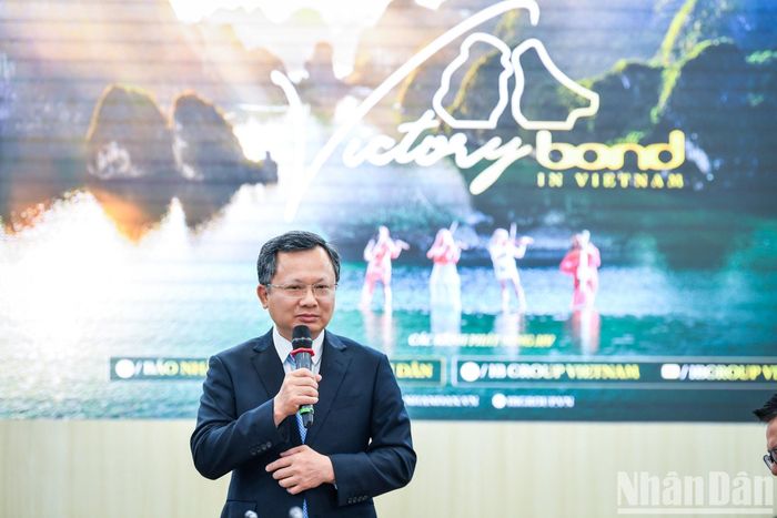 Ông Cao Tường Huy, Phó Chủ tịch Ủy ban nhân dân tỉnh Quảng Ninh, bày tỏ sự xúc động khi giới thiệu MV "Bond - Victory in Vietnam".