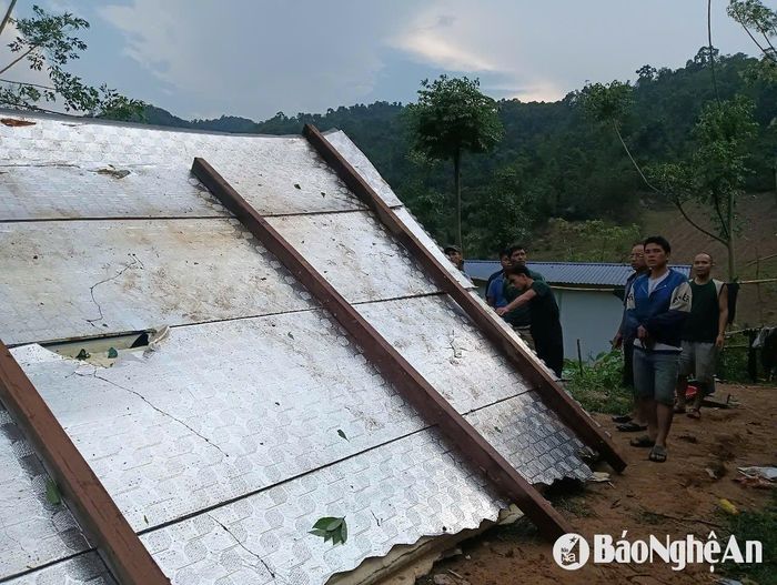 Một mái tôn của nhà dân bị lốc thổi bay. Ảnh: CSCC