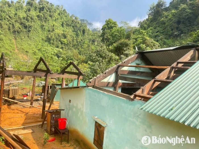 Mái nhà của hộ ông Lương Văn Bình, bản Xốp Nặm, xã Tam Hợp bị tốc mái do lốc xoáy. Ảnh: CSCC