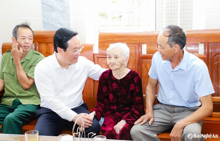 Bí thư Tỉnh ủy Nguyễn Đức Trung cùng đoàn đến thăm mẹ Việt Nam Anh hùng Nguyễn Thị Duân, 102 tuổi, trú xóm 6, xã Nghi Mỹ, huyện Nghi Lộc. Ảnh: Phạm Bằng