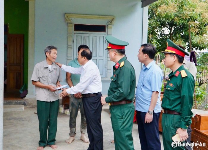 Lãnh đạo huyện Tân Kỳ động viên gia đình anh Lang Đình Bắc. Ảnh: Cẩm Tú