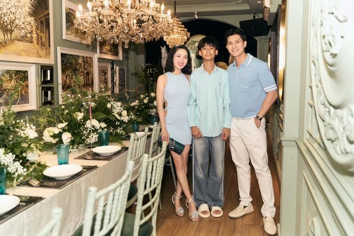 Lệ Quyên mặc váy cut-out, vui vẻ chụp ảnh cùng Lâm Bảo Châu và con trai Kỳ Anh. Ảnh: FBNV