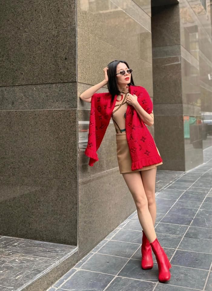 Sự "chịu chơi" của Lệ Quyên trong việc mua sắm hàng hiệu từng gây xôn xao cõi mạng. Ảnh: FBNV