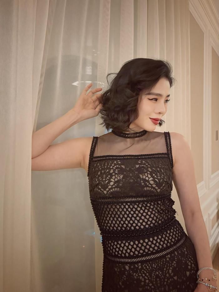 Lệ Quyên mặc váy xuyên thấu trong một lần đi biểu diễn. Ảnh: FBNV