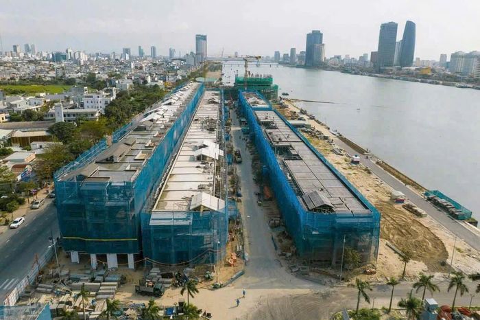 Một số dự án sau khi được thành phố và các bộ, ngành phối hợp tháo gỡ các vướng mắc, khó khăn về đất đai, đầu tư, quy hoạch... đã được triển khai thi công. Ảnh: HOÀNG HIỆP