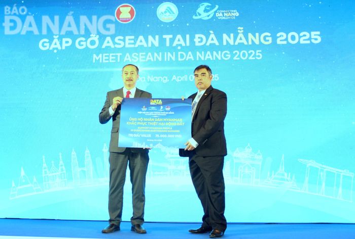 Đại diện Hiệp hội du lịch thành phố Đà Nẵng (bên trái) trao 75 triệu đồng ủng hộ khắc phục hậu quả động đất Myanmar.