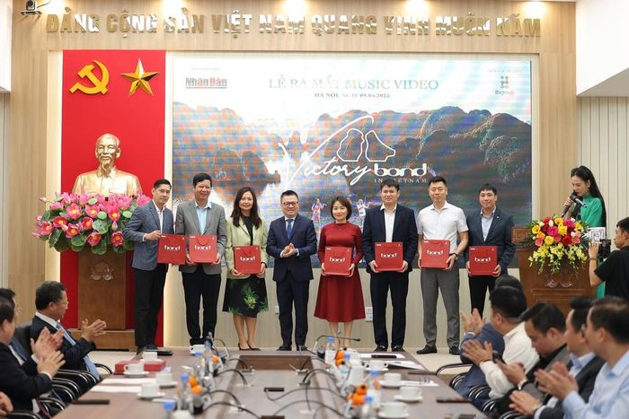 Ban Tổ chức đã trao tặng MV “Victory - Bond in Vietnam” cho lãnh đạo tỉnh Quảng Ninh, các tập đoàn du lịch - khách sạn, hãng hàng không, các đài truyền hình... Ảnh: Hòa Nguyễn