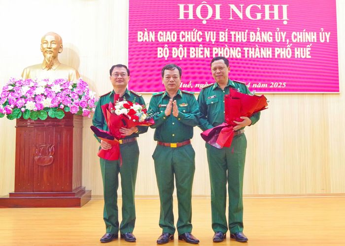  Thiếu tướng Nguyễn Văn Thiện, Phó Tư lệnh BĐBP tặng hoa chúc mừng Đại tá Cà Văn Lập và Đại tá Phạm Tùng Lâm 