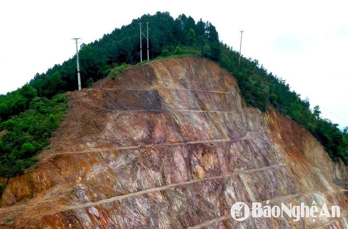 Các khối đá lớn từng treo lơ lửng trên đỉnh núi nay đã được xử lý dứt điểm. Ảnh: Văn Trường