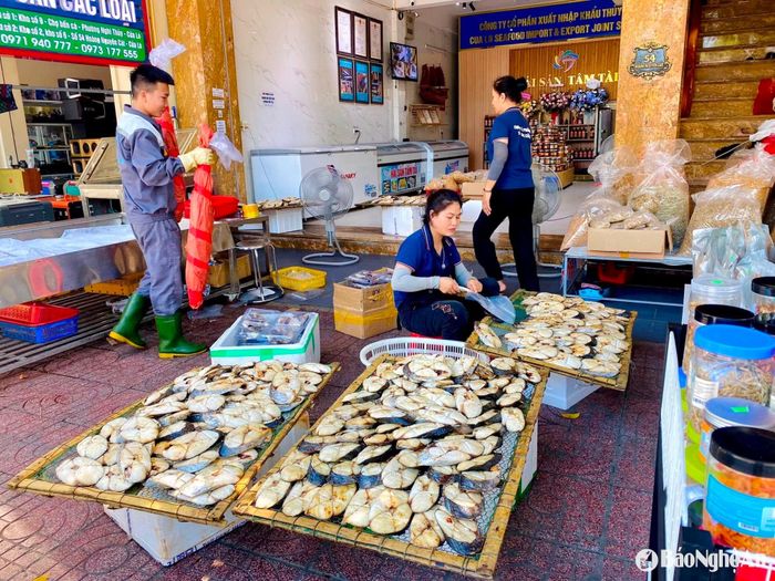 Cá thu nướng - đặc sản biển Cửa Lò là mặt hàng đắt khách trong mùa du lịch biển. Ảnh: T.P