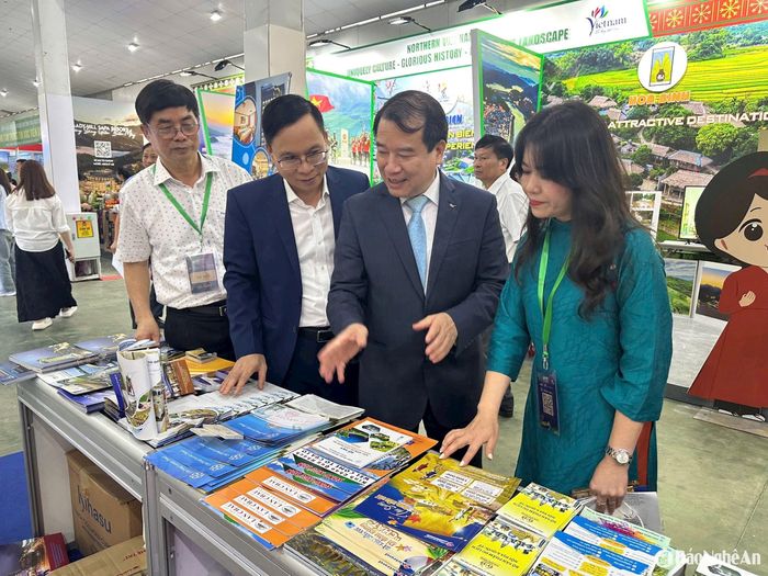 Ông Hà Văn Siêu - Phó Cục trưởng Cục Du lịch Quốc gia Việt Nam tham quan gian hàng tỉnh Nghệ An. Ảnh: Hồng Ngọc