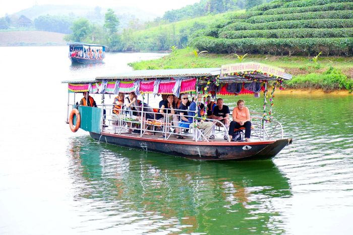 Du khách Pháp tham quan đảo chè Thanh Chương. Ảnh: Đình Tuyên