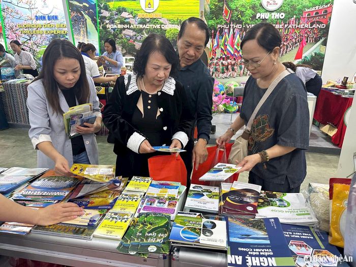 Đông đảo du khách quan tâm thông tin du lịch Nghệ An tại Hội chợ Du lịch quốc tế VITM Hà Nội 2025. Ảnh: Trà Giang