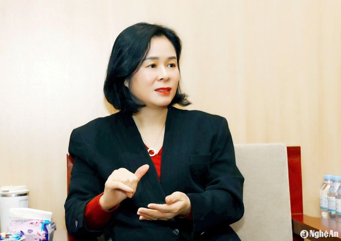 Tiến sĩ, bác sĩ Lê Thị Hoài Chung - Giám đốc Sở Y tế Nghệ An trao đổi về giải pháp thu hút bác sĩ về tuyến y tế cơ sở. Ảnh: Thành Chung