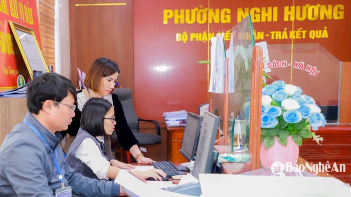 Công chức phường Nghi Hương, thành phố Vinh tiếp nhận thủ tục hành chính của công dân. Ảnh: Thành Duy