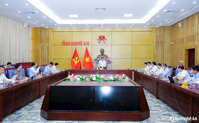 Đồng chí Lê Hồng Vinh - Phó Bí thư Tỉnh ủy, Chủ tịch UBND tỉnh, Bí thư Đảng ủy UBND tỉnh chủ trì Hội nghị định kỳ tháng 4 của Ban Thường vụ Đảng ủy UBND tỉnh. Ảnh: Phạm Bằng