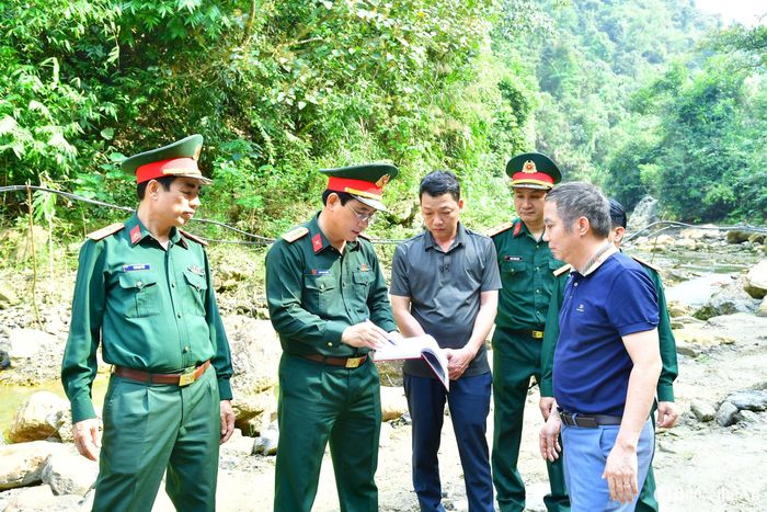 Đoàn kiểm tra tiến độ triển khai các dự án xây dựng các công trình quốc phòng, công trình chiến đấu trên địa bàn huyện Quỳ Hợp. Ảnh: Trọng Kiên