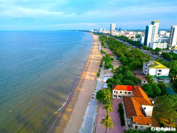 Cửa Lò cách trung tâm thành phố Vinh 16 km về phía Đông Bắc. Cửa Lò đang phát triển ngày càng khang trang hiện đại. Ảnh tư liệu Văn Trường