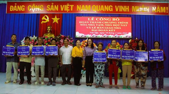19 hộ gia đình nhận bảng tượng trưng bàn giao nhà Đại đoàn kết