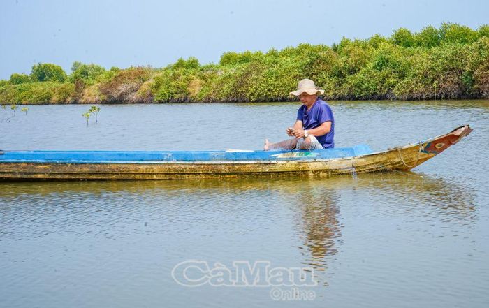 Mô hình nuôi tôm quảng canh của ông Nguyễn Thanh Ðoàn giúp gia đình có cuộc sống khấm khá hơn.