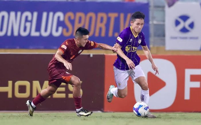 Bình Định (trái) dù là á quân V-League mùa trước nhưng lại đang vật lộn với cuộc chiến trụ hạng. Ảnh: Hoàng Linh