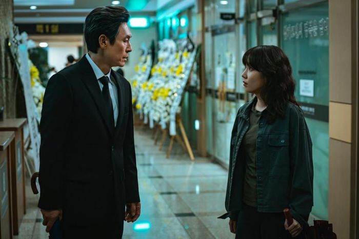 Sul Kyung Gu (trái) và Park Eun Bin trong một cảnh quay từ "Hyper Knife"