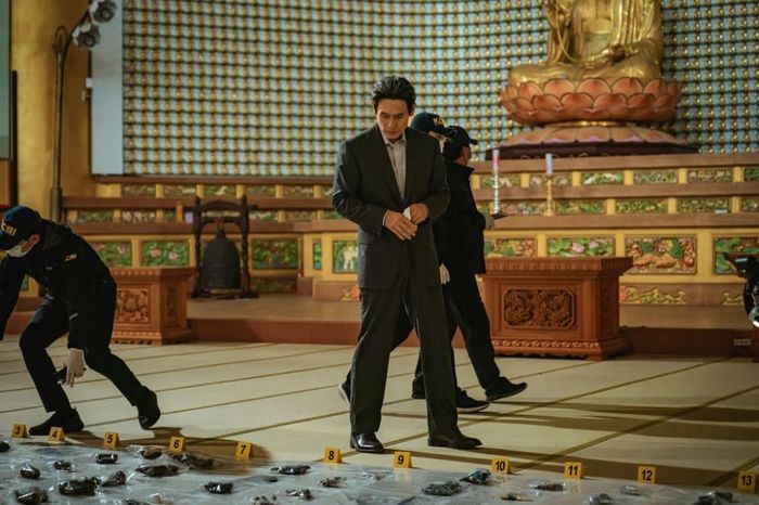 Sul Kyung Gu vào vai bác sĩ phẫu thuật thần kinh Choi Deok Hee trong một cảnh quay từ "Hyper Knife"