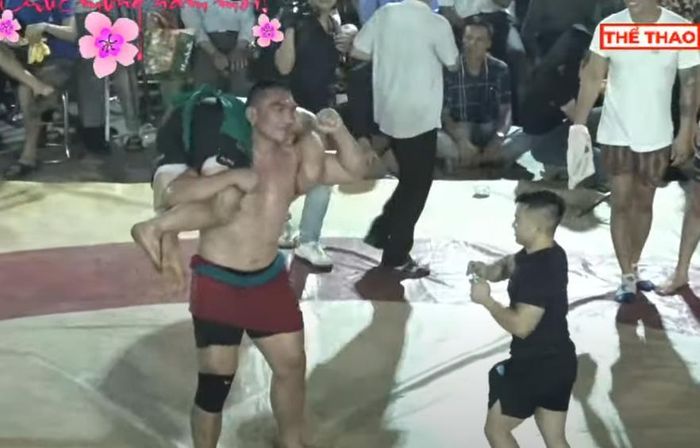 Keo vật giữa Hiếu "khổng lồ" và "Thần sấm" Zakhar được xử hòa sau 11 hiệp