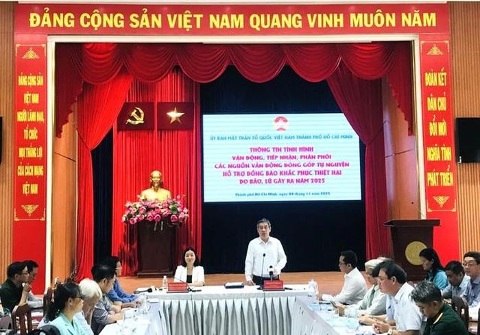 Đồng chí Nguyễn Phước Lộc, Phó Bí thư Thành ủy, Chủ tịch Ủy ban MTTQ Việt Nam TPHCMtrao thư cảm ơn các đơn vị, doanh nghiệp và cá nhân đã ủng hộ đồng bào bị thiệt hại do bão lũ - Ảnh: VGP/PD