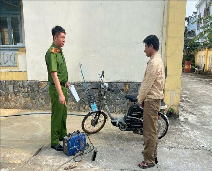 Đối tượng Trần Xuân Thể và tang vật trộm cắp.