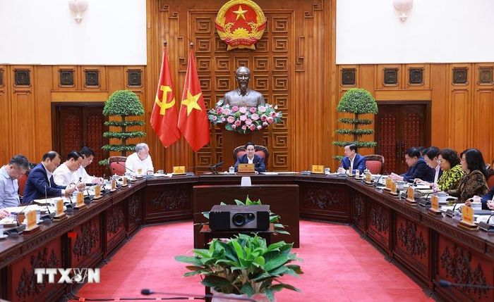 Thủ tướng Phạm Minh Chính chủ trì cuộc họp Thường trực Chính phủ với các bộ, ngành để đánh giá tình hình, bàn giải pháp điều chỉnh thuế, phí đối với hàng hóa xuất, nhập khẩu, ngày 10/4/2025. Ảnh: TTXVN