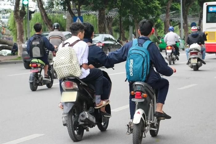 Dễ dàng bắt gặp hình ảnh học sinh vi phạm Luật Giao thông.