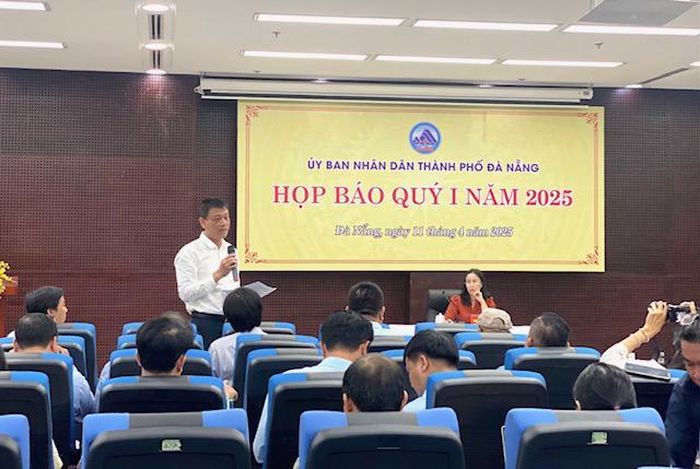Giám đốc Sở Xây dựng Đà Nẵng Nguyễn Nam Hà trả lời báo chí. Ảnh Ngô Anh Văn