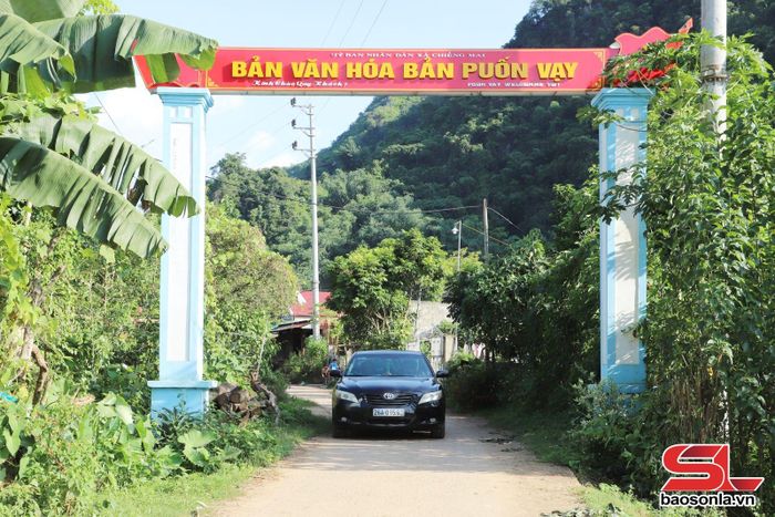 Cổng chào bản Puốn Vạy, xã Chiềng Mai, huyện Mai Sơn, được nhân dân trong bản đóng góp xây dựng.