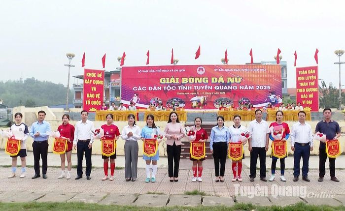 Ban tổ chức trao cờ lưu niệm và hoa cho các đội tham gia giải.