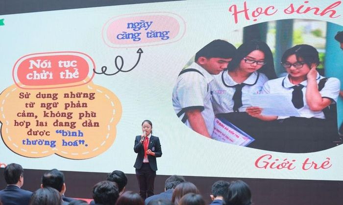 Học sinh Hoàn Kiếm tuyên truyền về nét đẹp văn minh, thanh lịch. Ảnh: Lê Nguyễn