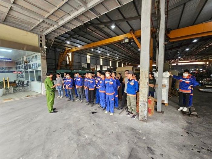 Cán bộ cảnh sát PCCC và CNCH hướng dẫn kỹ năng cho học viên