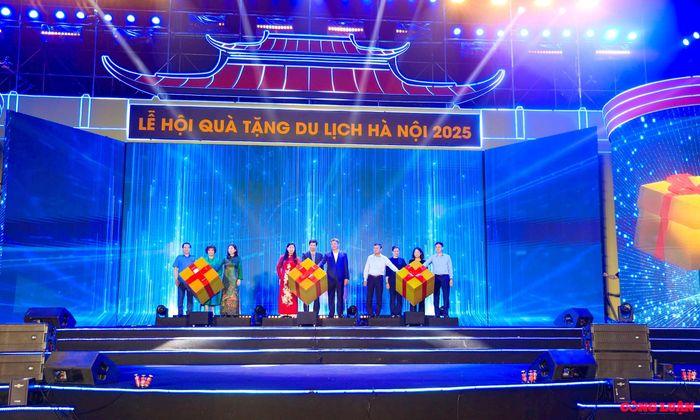 Nghi thức nhấn nút khai mạc Lễ hội Quà tặng Du lịch Hà Nội năm 2025.