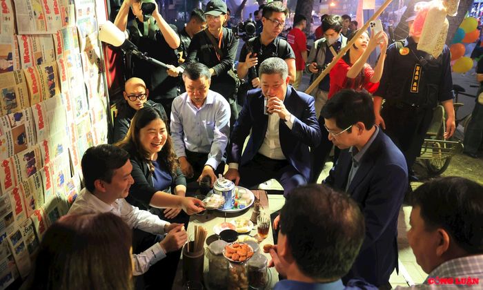 Lãnh đạo, khách mời thưởng thức trà tại một gian hàng.