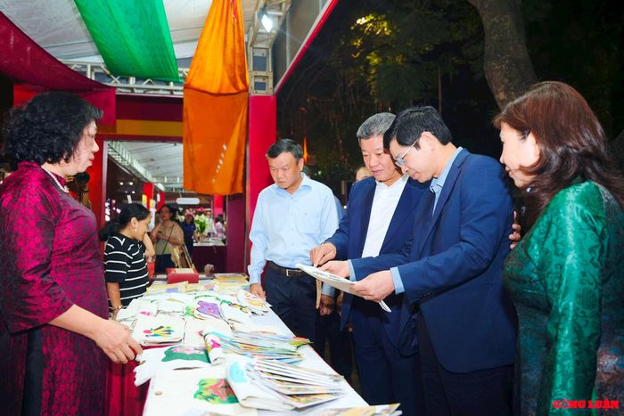 Lãnh đạo Sở Du lịch Hà Nội, UBND TP Hà Nội tham quan các gian hàng.