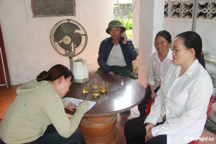 Sau khi tiêm xong, các gia đình nhận phiếu chứng nhận. Ảnh: Xuân Hoàng