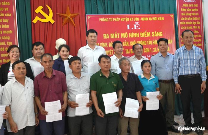 Huyện Kỳ Sơn ra mắt mô hình phòng chống tảo hôn ở xã Hữu Kiệm. Ảnh: Mỹ Hà