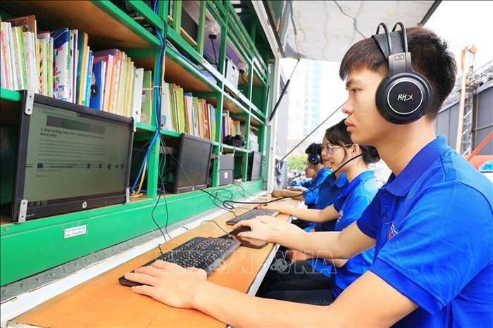 Các bạn trẻ trải nghiệm đọc sách tại Thư viện điện tử.