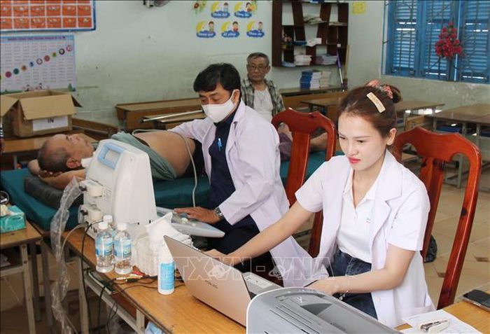 Các y, bác sĩ khám bệnh cho người dân. Ảnh: TTXVN phát