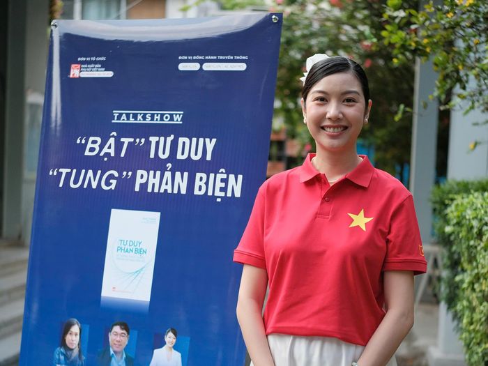  Á hậu Thúy Vân tại tọa đàm “Bật” tư duy - “Tung” phản biện tổ chức ngày 13/4. Ảnh: NXB Phụ nữ Việt Nam. 