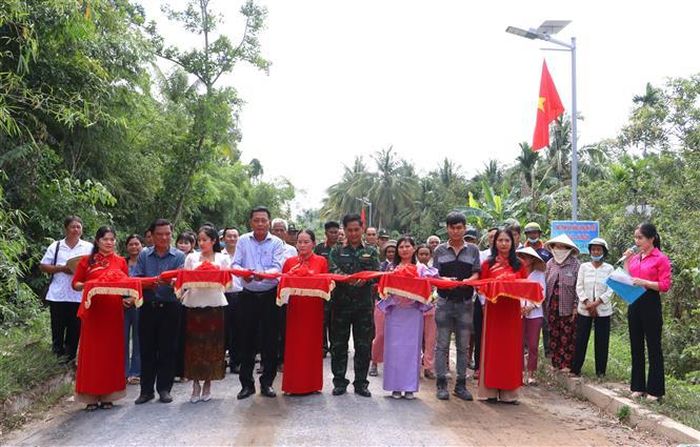 Khánh thành tuyến đèn đường năng lượng mặt trời tại xã Trà Côn, huyện Trà Ôn. Ảnh: Lê Thúy Hằng – TTXVN
