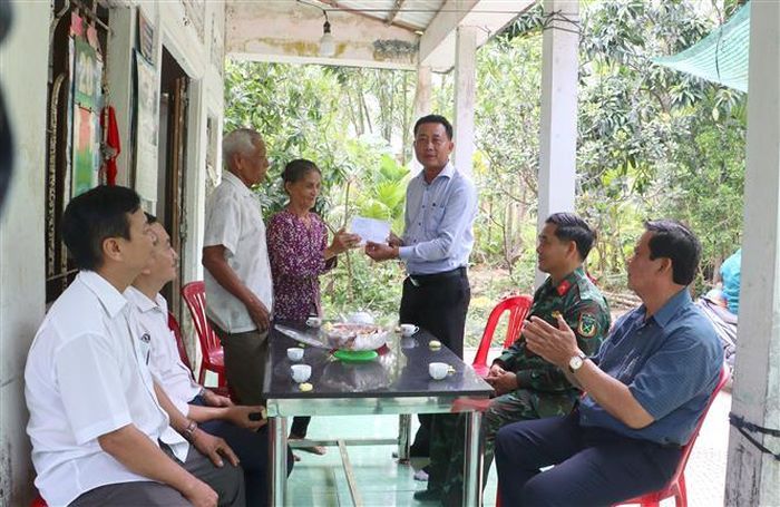 Tặng quà cho gia đình chính sách đồng bào Khmer tại xã Trà Côn, huyện Trà Ôn. Ảnh: Lê Thúy Hằng – TTXVN
