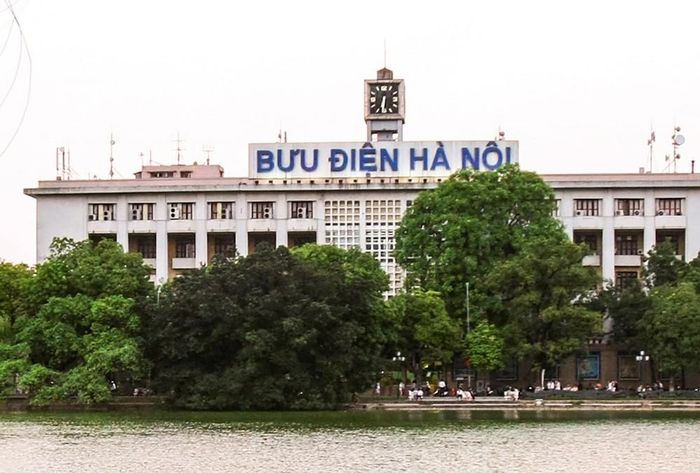 Bưu điện Hà Nội, nơi có con dấu “Buu dien Bo Ho” đóng trên các phong thư đã đi sâu vào tâm khảm bao thế hệ người Việt Nam. Ảnh chụp năm 2009